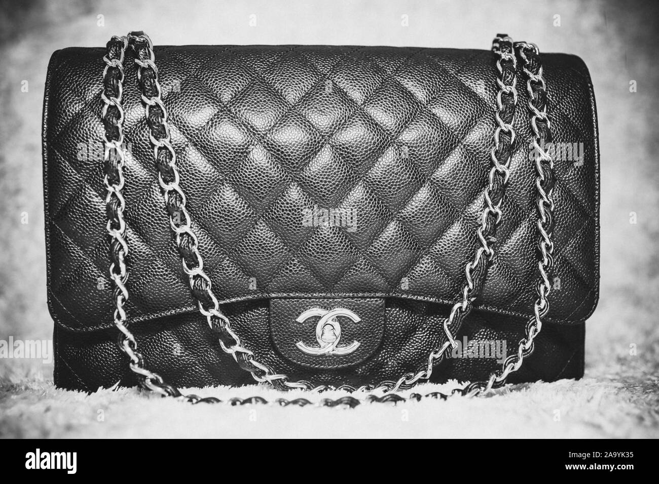 Borsa chanel Foto e Immagini Stock in Bianco e Nero - Alamy