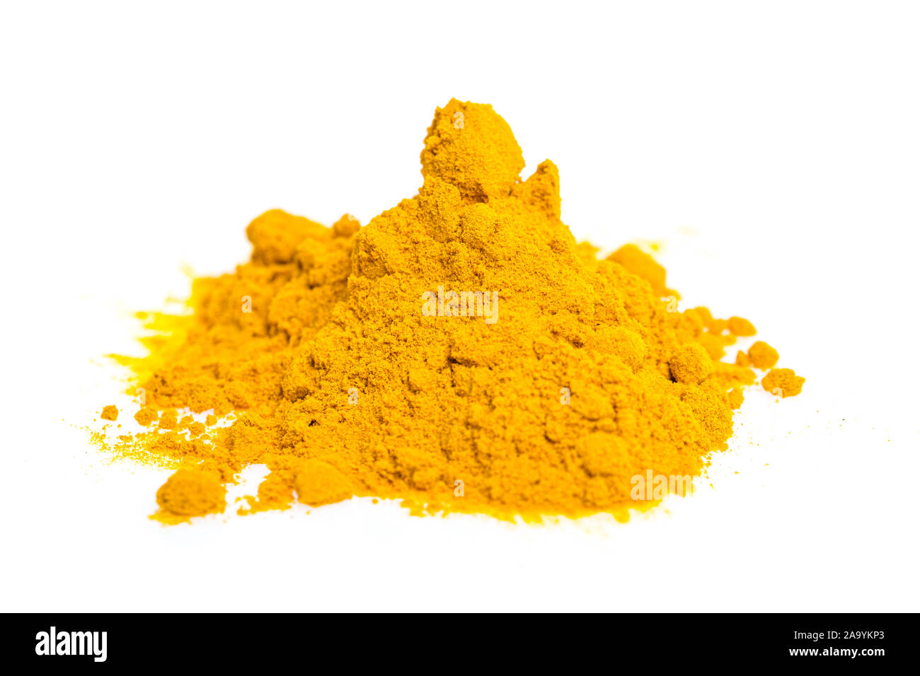 Cumulo di curcuma / curcuma in polvere isolata su sfondo bianco Foto Stock