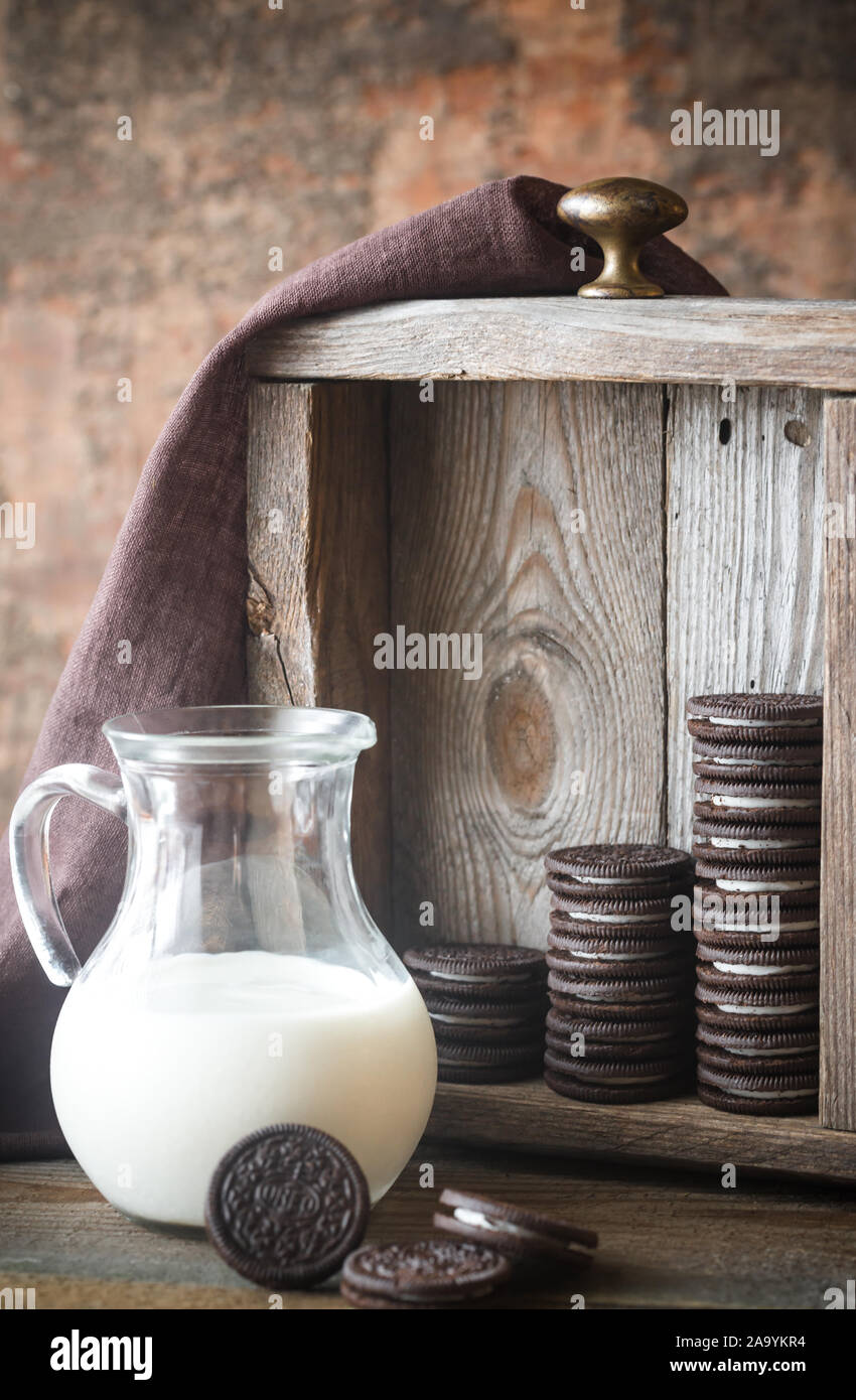 SUMY, Ucraina - Nov 19, 2017: Oreo cookie con una brocca del latte. Oreo è famosa marca di cookie che consiste di due wafer al cioccolato con crema f Foto Stock