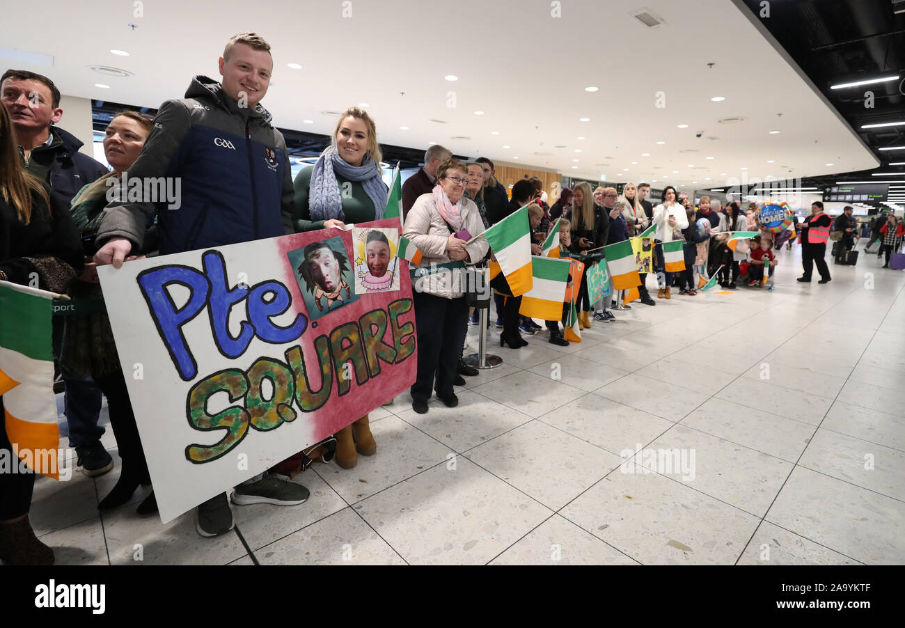 La folla si riuniscono come membri della 114battaglione di fanteria tornare a casa all'aeroporto di Dublino dopo sei mesi di distribuzione delle Nazioni Unite in Libano. Foto Stock