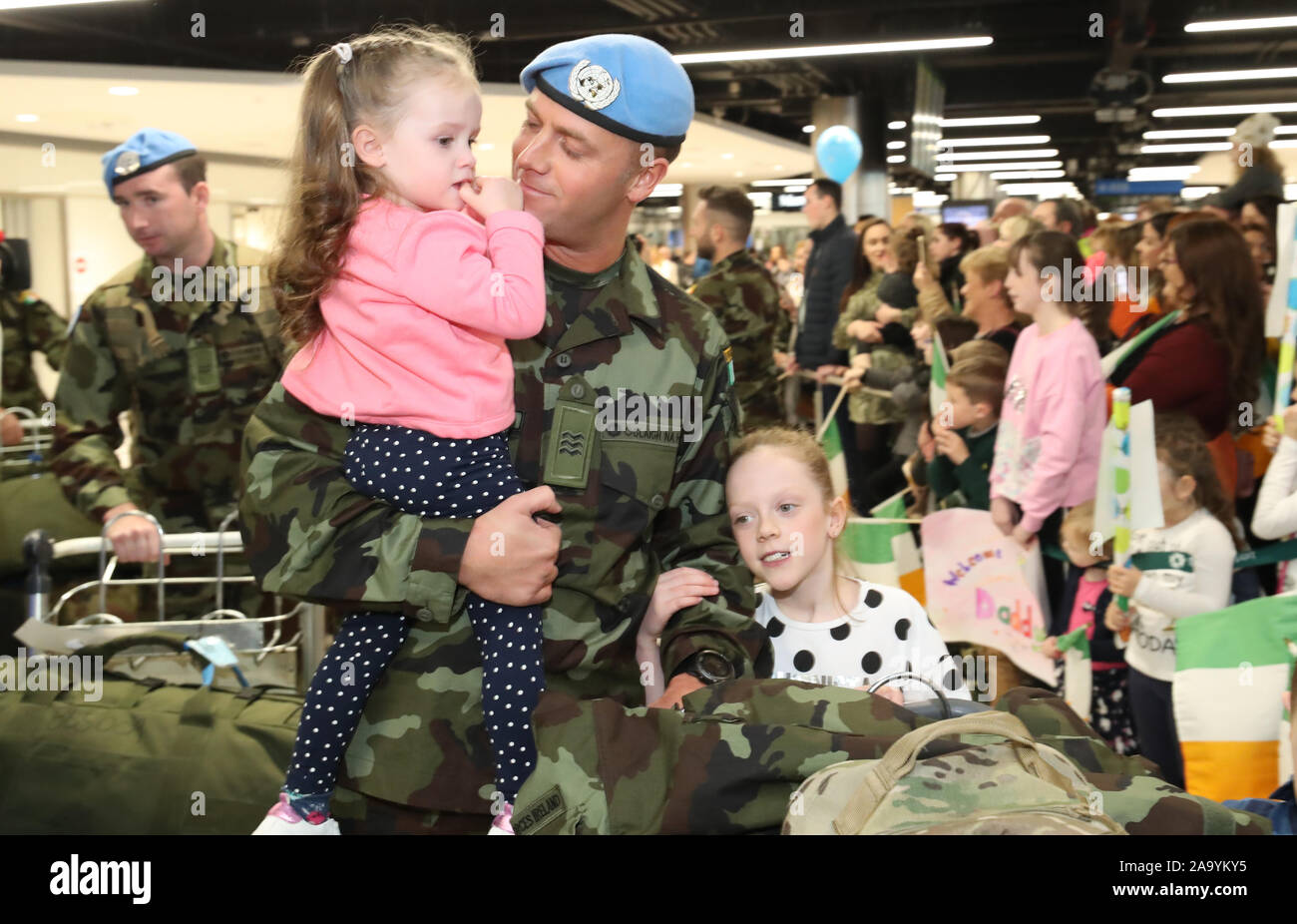 Il sergente Graham Clarkin è accolto dai suoi due figlie Lauren (2) e Sophie (8) come membri del 114battaglione di fanteria tornare a casa all'aeroporto di Dublino dopo sei mesi di distribuzione delle Nazioni Unite in Libano. Foto Stock