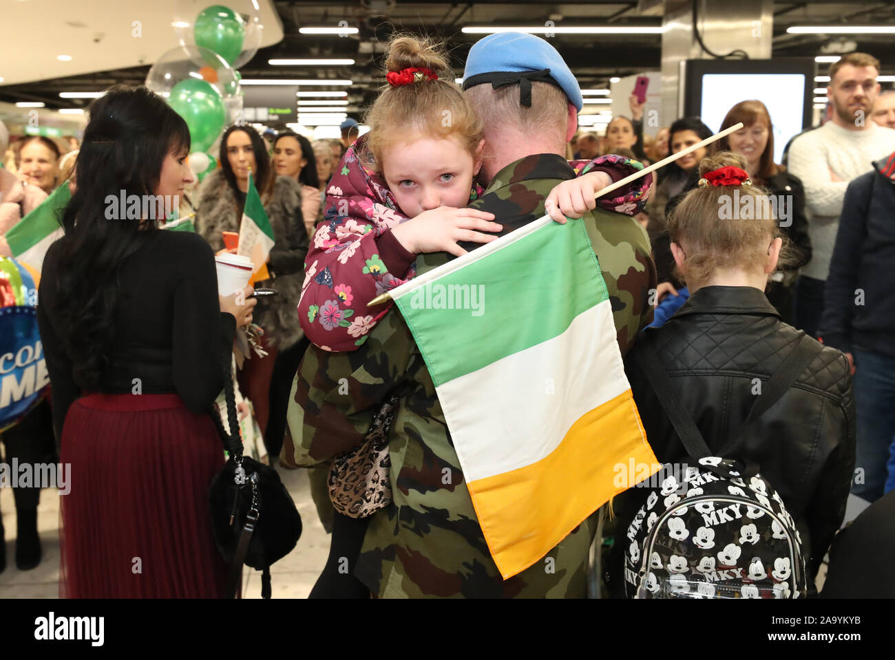 Anna può McCarthy avvolge il suo padre Caporale Kevin McCarthy come membri della 114battaglione di fanteria tornare a casa all'aeroporto di Dublino dopo sei mesi di distribuzione delle Nazioni Unite in Libano. Foto Stock