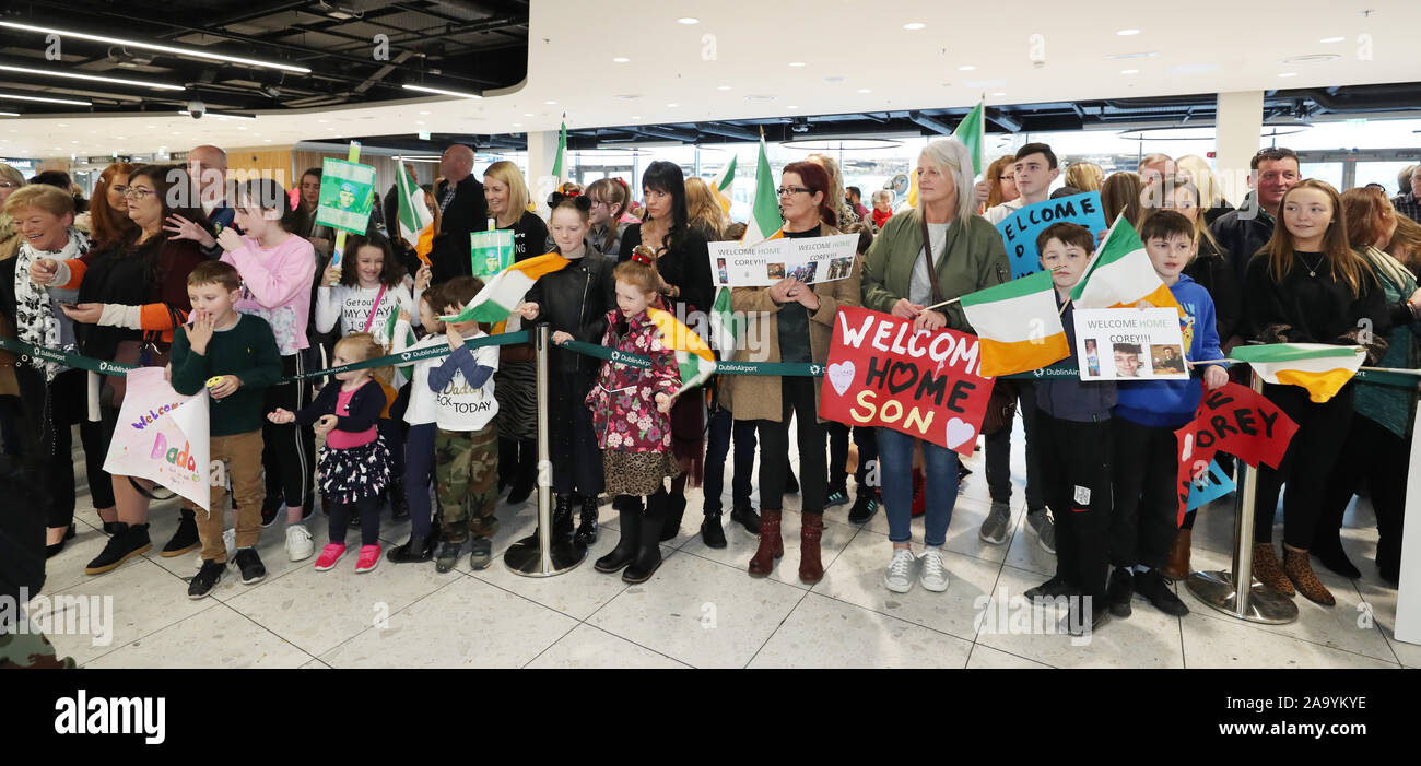 I membri della famiglia si riuniscono come membri della 114battaglione di fanteria tornare a casa all'aeroporto di Dublino dopo sei mesi di distribuzione delle Nazioni Unite in Libano. Foto Stock