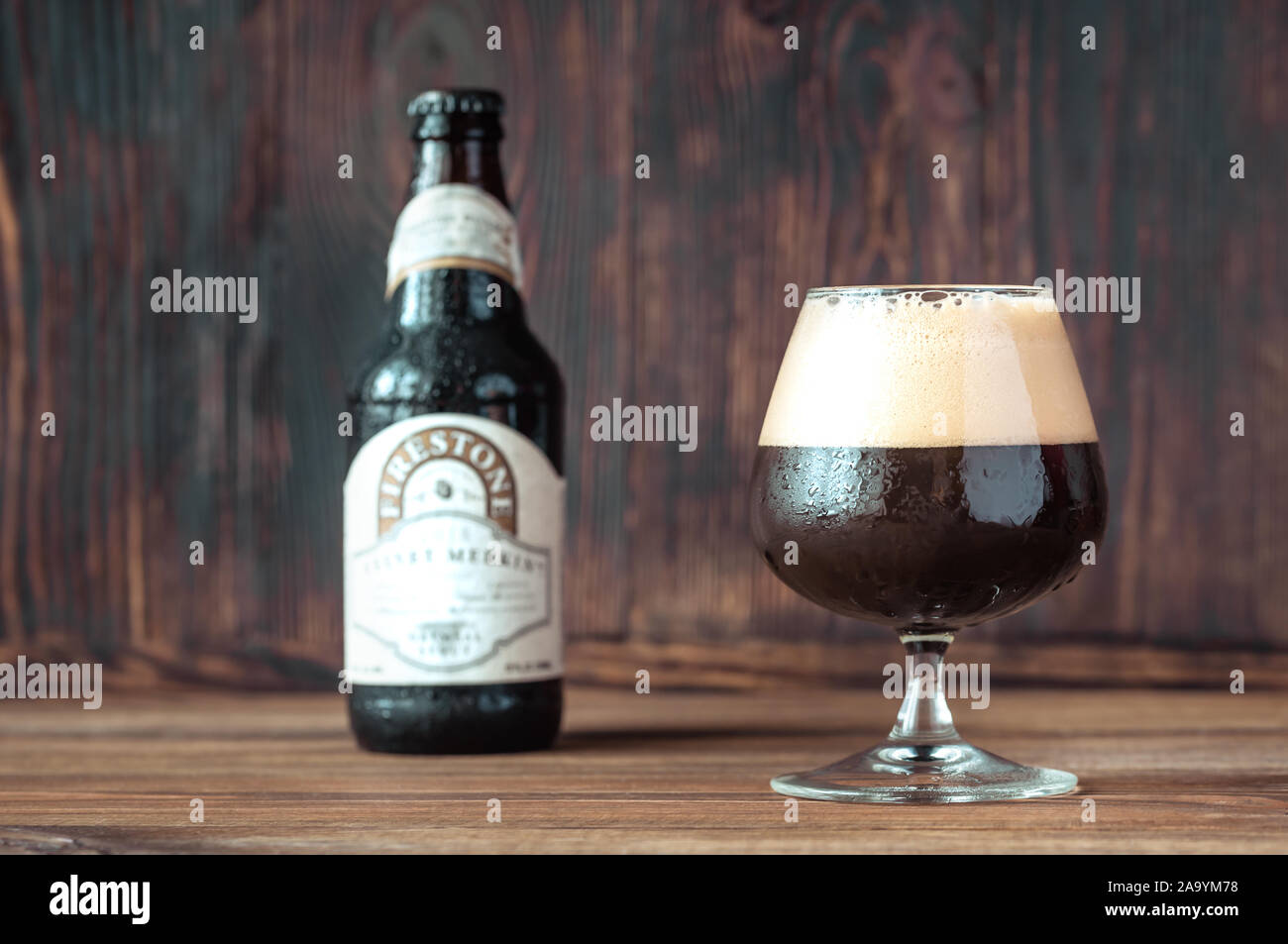 SUMY, Ucraina - 17 novembre 2019: Vetro e bottiglia di velluto Merkin birra. Il velluto Merkin bourbon è affinato i fiocchi d'avena stout da Firestone Walker brew Foto Stock