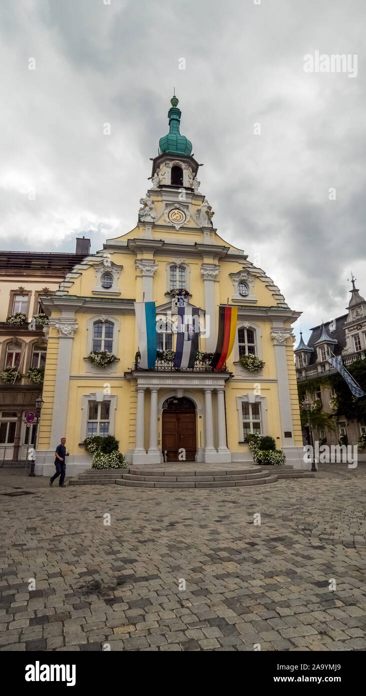 Kulmbach 2019. City hall decorata con fiori e bandiere per un festival della città. Agosto 2019 in Kulmbach. Foto Stock