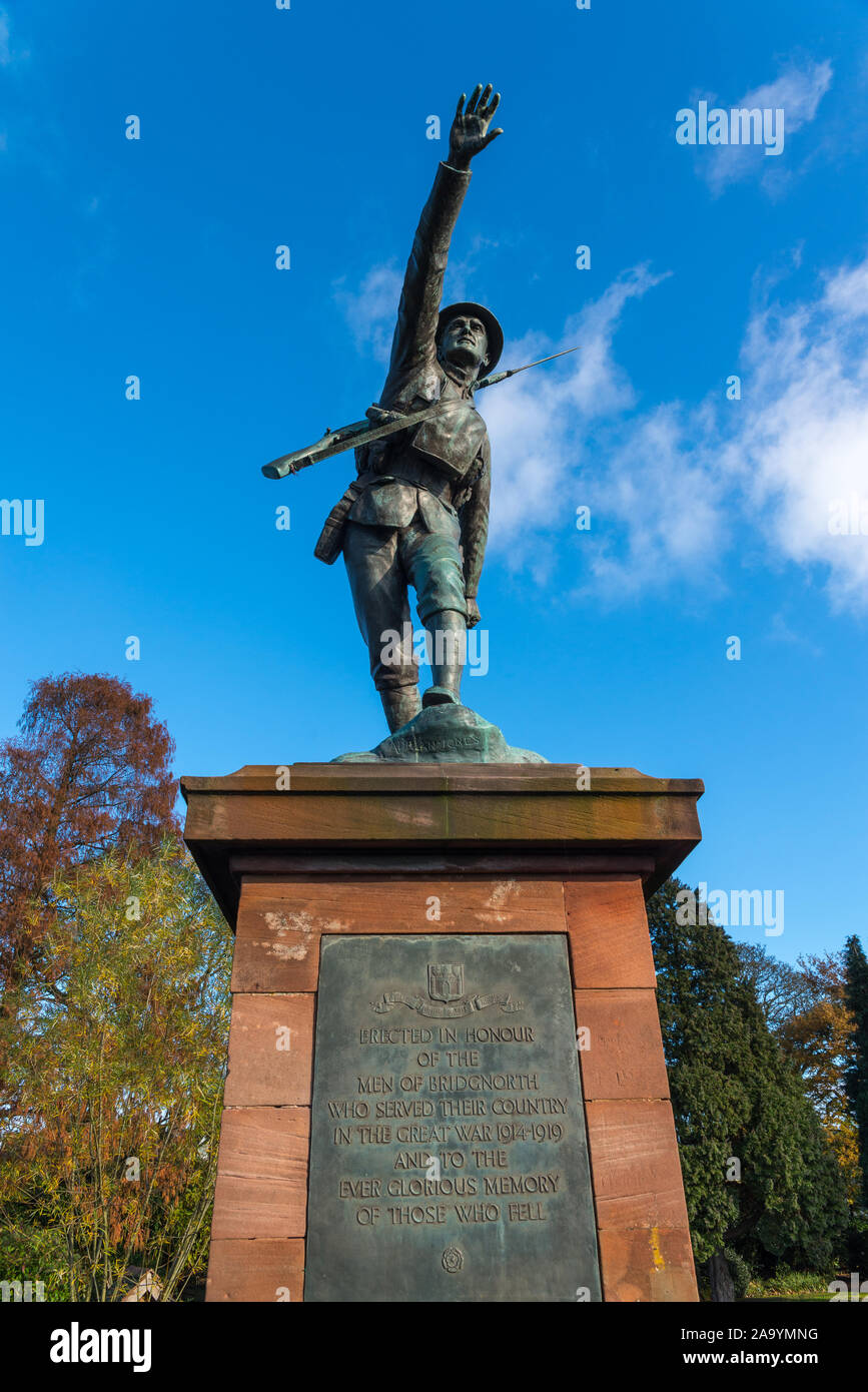 La Prima guerra mondiale memorial in Bridgnorth Town Park con la statua in bronzo di puntamento soldato Foto Stock
