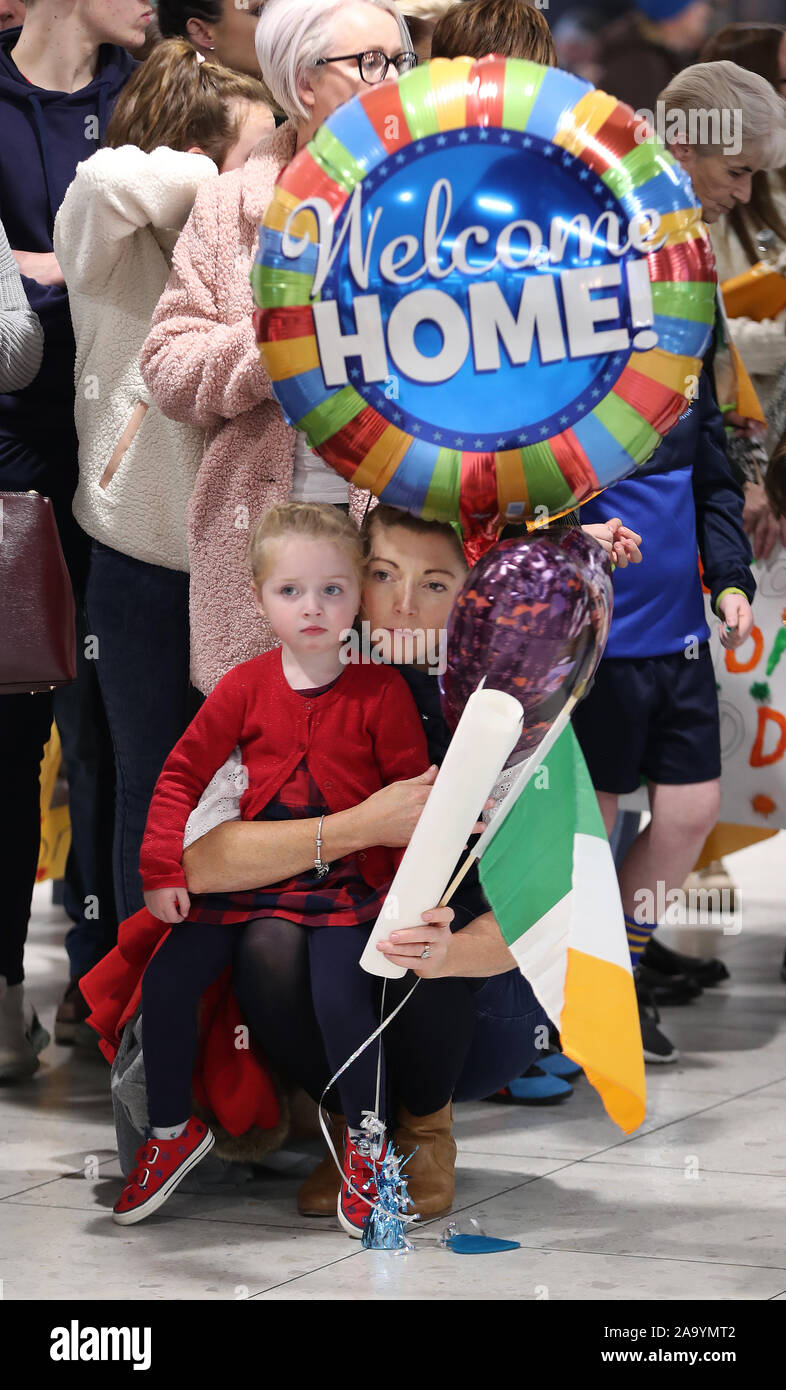 Capitano Emma Griffiths e sua figlia Alexandra, 3, attendere per il marito Captian Richard Griffiths come membri della 114battaglione di fanteria tornare a casa all'aeroporto di Dublino dopo sei mesi di distribuzione delle Nazioni Unite in Libano. Foto Stock
