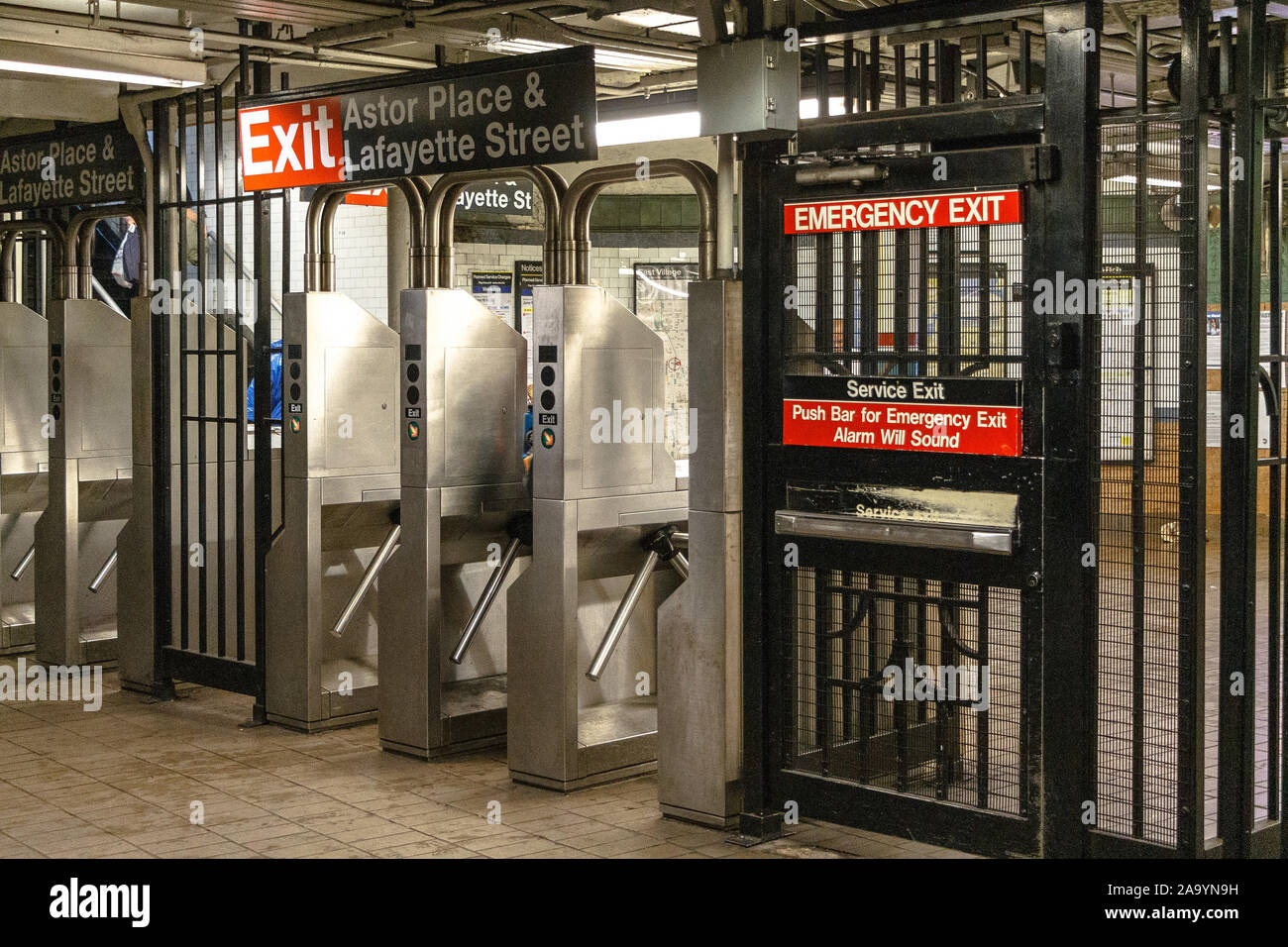 Tornelli e una uscita di emergenza sulla metropolitana di New York a Astor Place e Lafayette Street Foto Stock