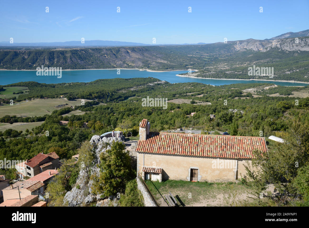 Vista su San Pietro cappella o Chapelle Saint-Pierre Aiguines & Lago di Sainte-Croix Var Provence Francia Foto Stock