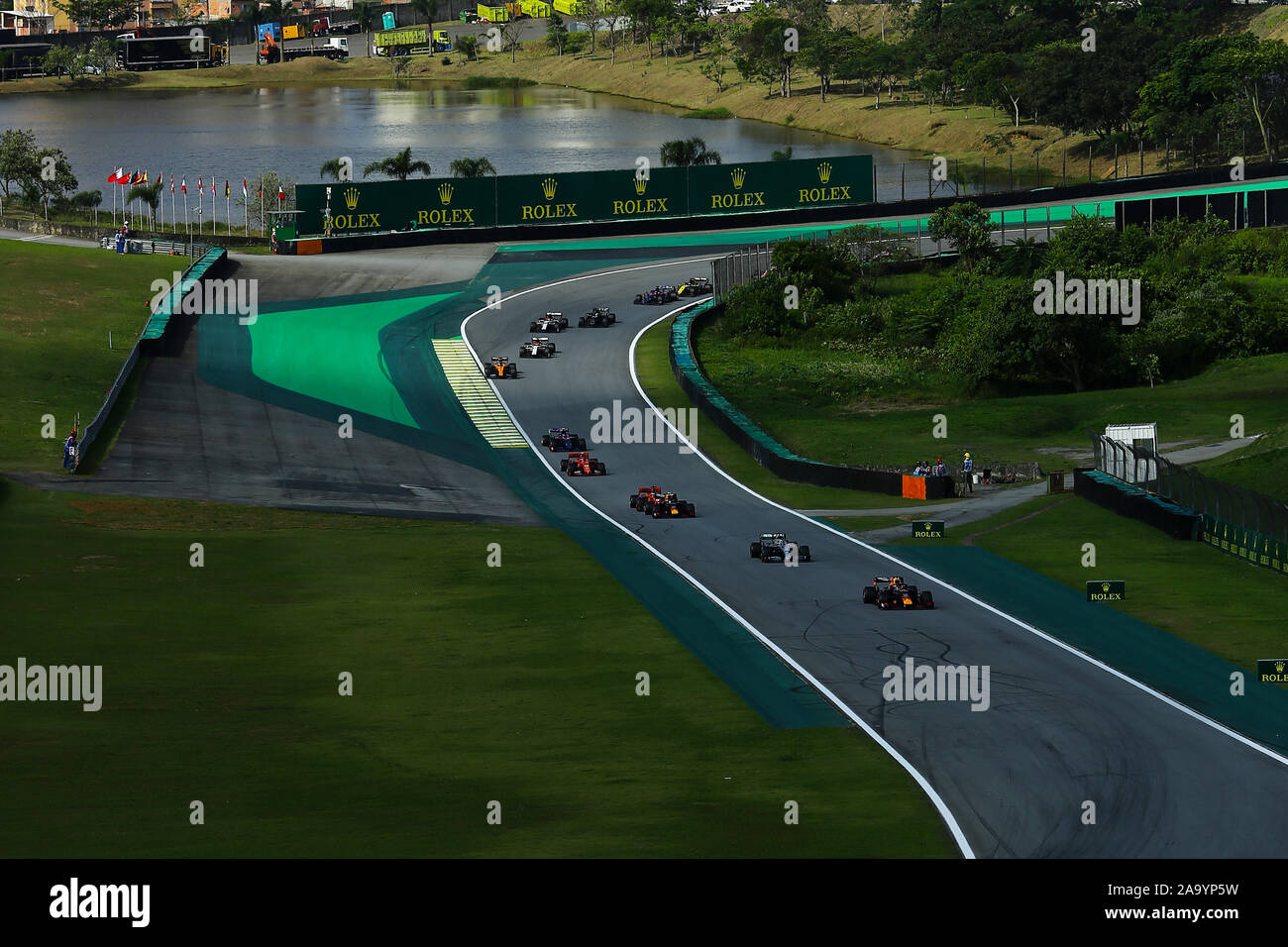 Sao Paulo, Brasile. 17 novembre 2019; Autodromo José Carlos Pace, Sao Paulo, Brasile; Formula Uno Brasile Grand Prix, il giorno della gara; Max Verstappen (NED) Red Bull Racing RB15 e Lewis Hamilton (GBR) Mercedes AMG F1 W10 - Editoriale usare carte di credito: Azione Plus immagini di sport/Alamy Live News Foto Stock