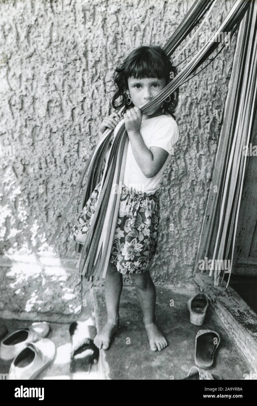 1988 anno. Una piccola ragazza bulgara dal villaggio di Voditsa sulla soglia di casa sua. La Bulgaria. Foto Stock