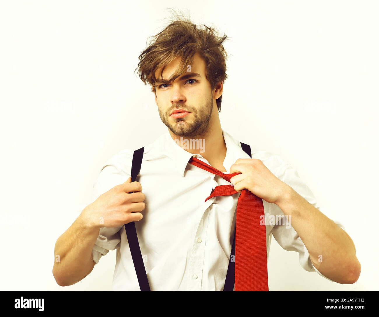 Uomo Barbuto, barba corta. Elegante caucasica manager con i baffi in  cravatta rossa, maglietta con bretelle in posa di studio isolato su sfondo  bianco Foto stock - Alamy
