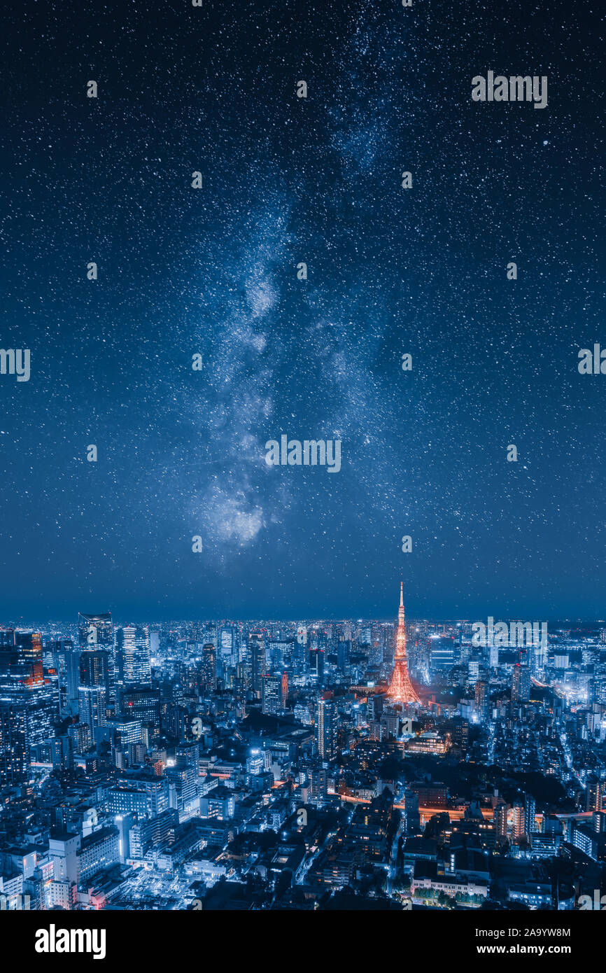 Epic cityscape immagine dello skyline della città di notte con le stelle della Via Lattea nel cielo Foto Stock