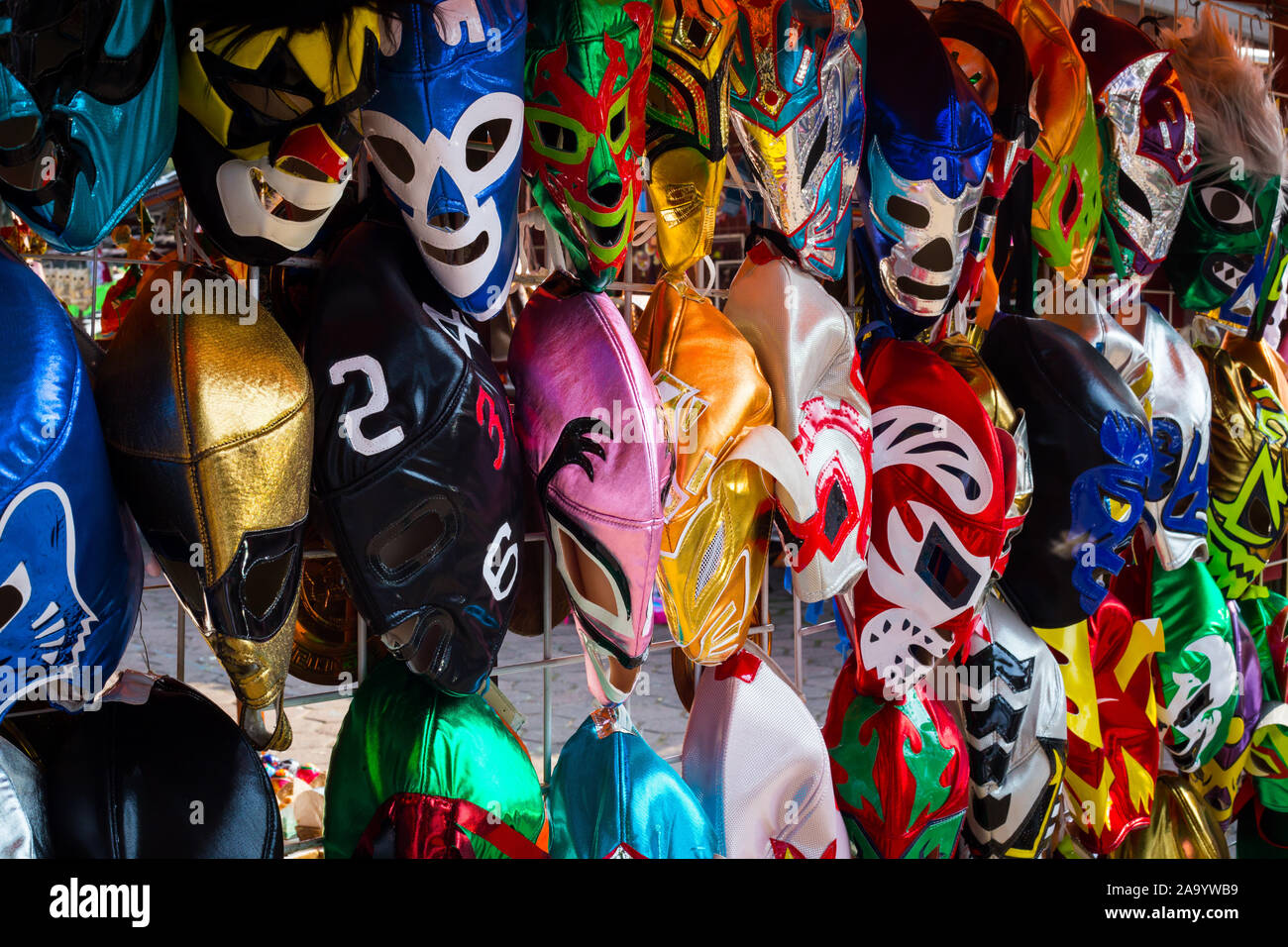La disposizione delle varie maschere luchador come sfondo. Foto Stock