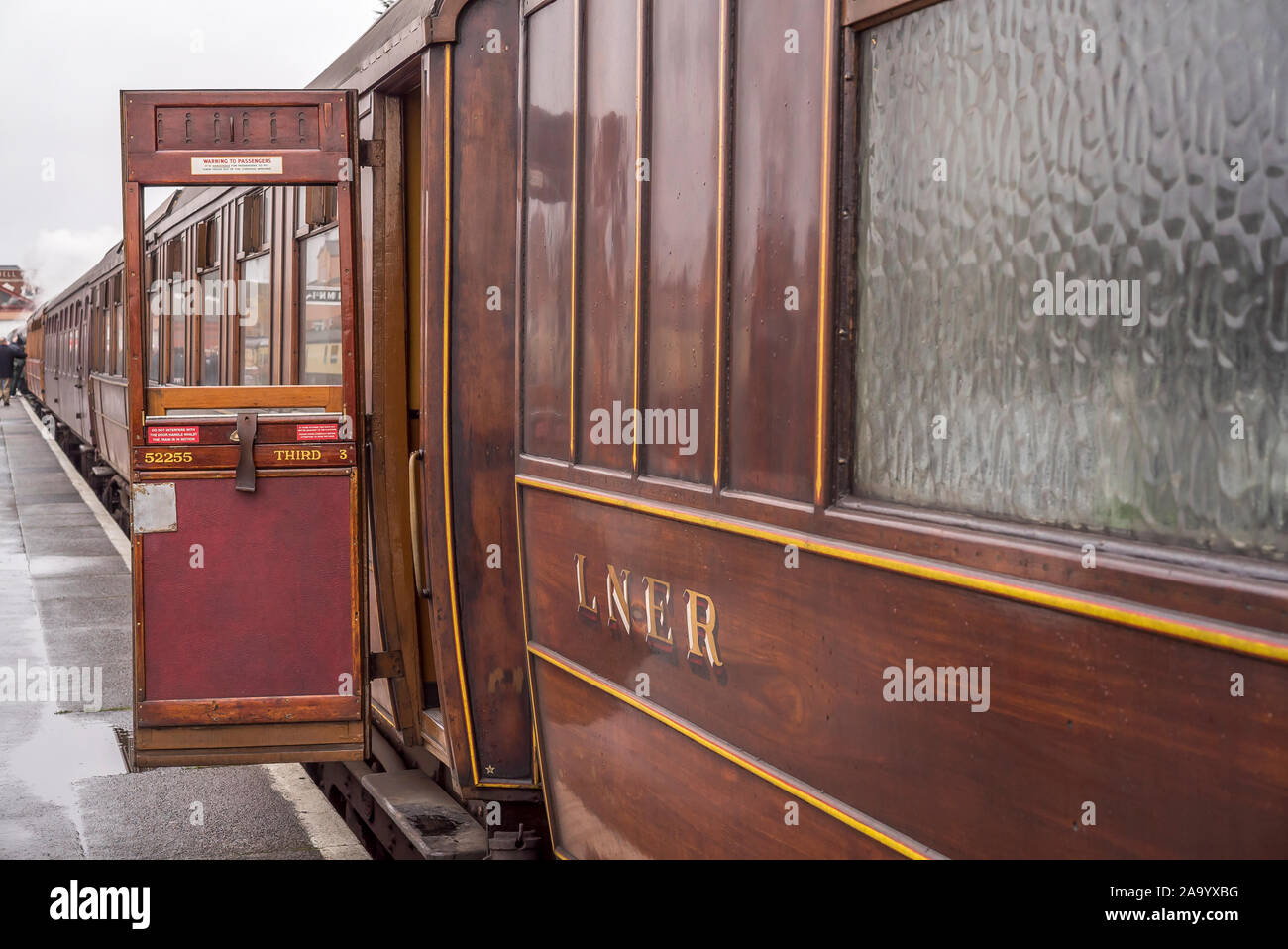 Close up di teak vintage UK LNER railway terza classe carrello porta aperta sulla piattaforma, in attesa per i passeggeri a bordo a Severn Valley Railway. Foto Stock