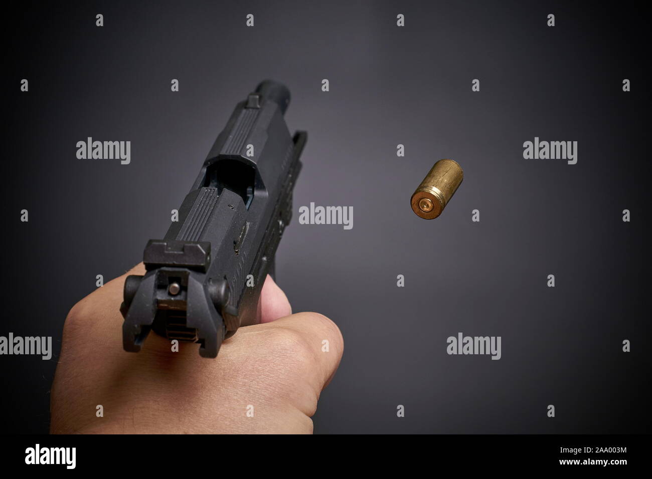 La cottura di una pistola, battenti vuoto bullet involucro Foto Stock