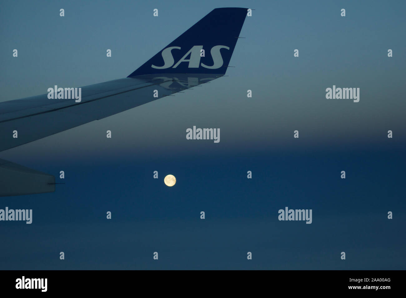 Copenaghen, Danimarca - Novembre 24th, 2018: Vista della luna e il parafango dalla finestra di un piano di volo, wingview di un aereo Foto Stock