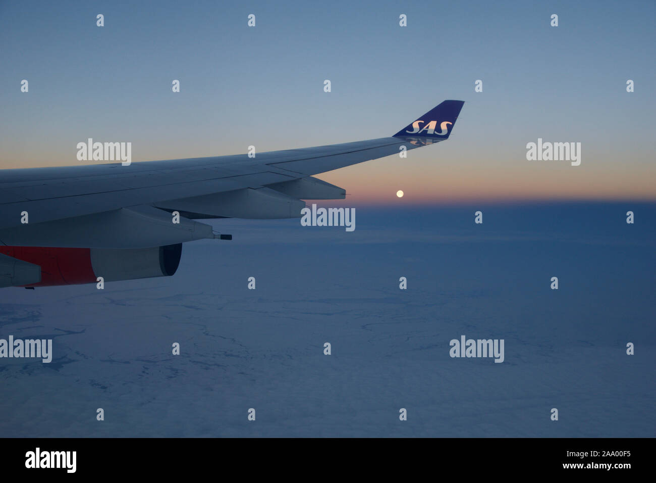 Copenaghen, Danimarca - Novembre 24th, 2018: Vista della luna e il parafango dalla finestra di un piano di volo, wingview di un aereo Foto Stock