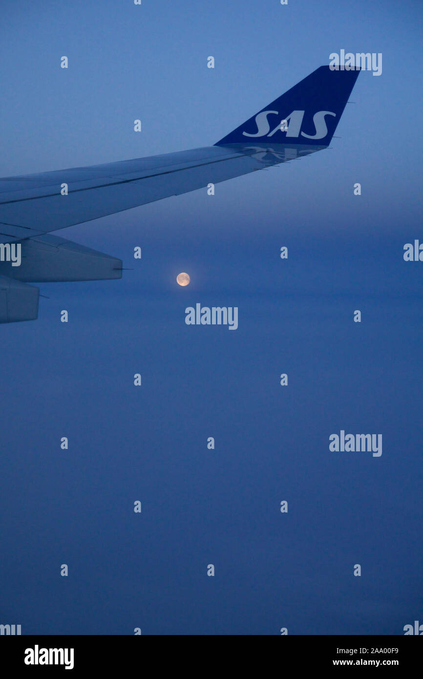 Copenaghen, Danimarca - Novembre 24th, 2018: Vista della luna e il parafango dalla finestra di un piano di volo, wingview di un aereo Foto Stock