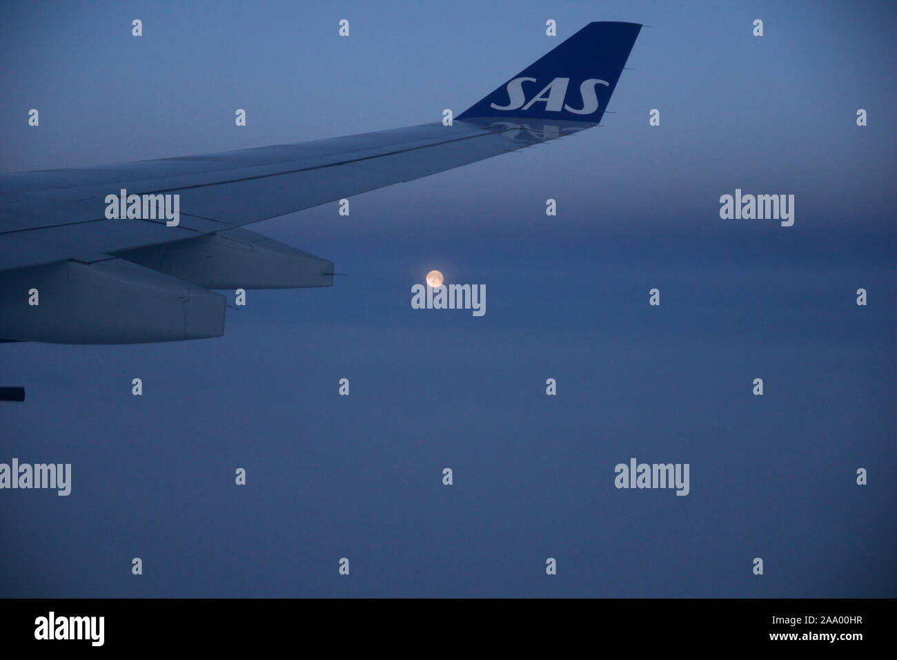 Copenaghen, Danimarca - Novembre 24th, 2018: Vista della luna e il parafango dalla finestra di un piano di volo, wingview di un aereo Foto Stock