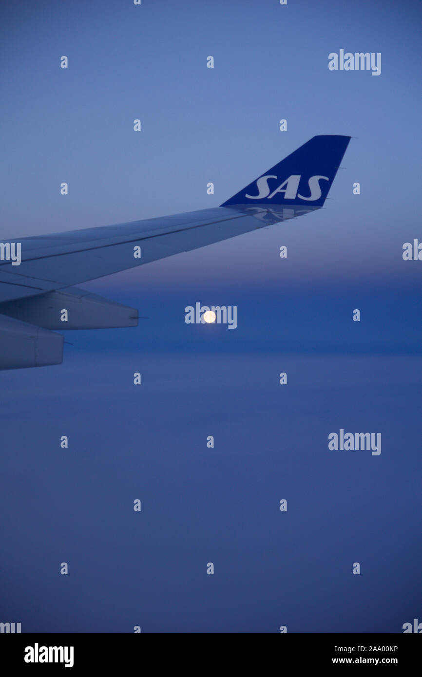 Copenaghen, Danimarca - Novembre 24th, 2018: Vista della luna e il parafango dalla finestra di un piano di volo, wingview di un aereo Foto Stock