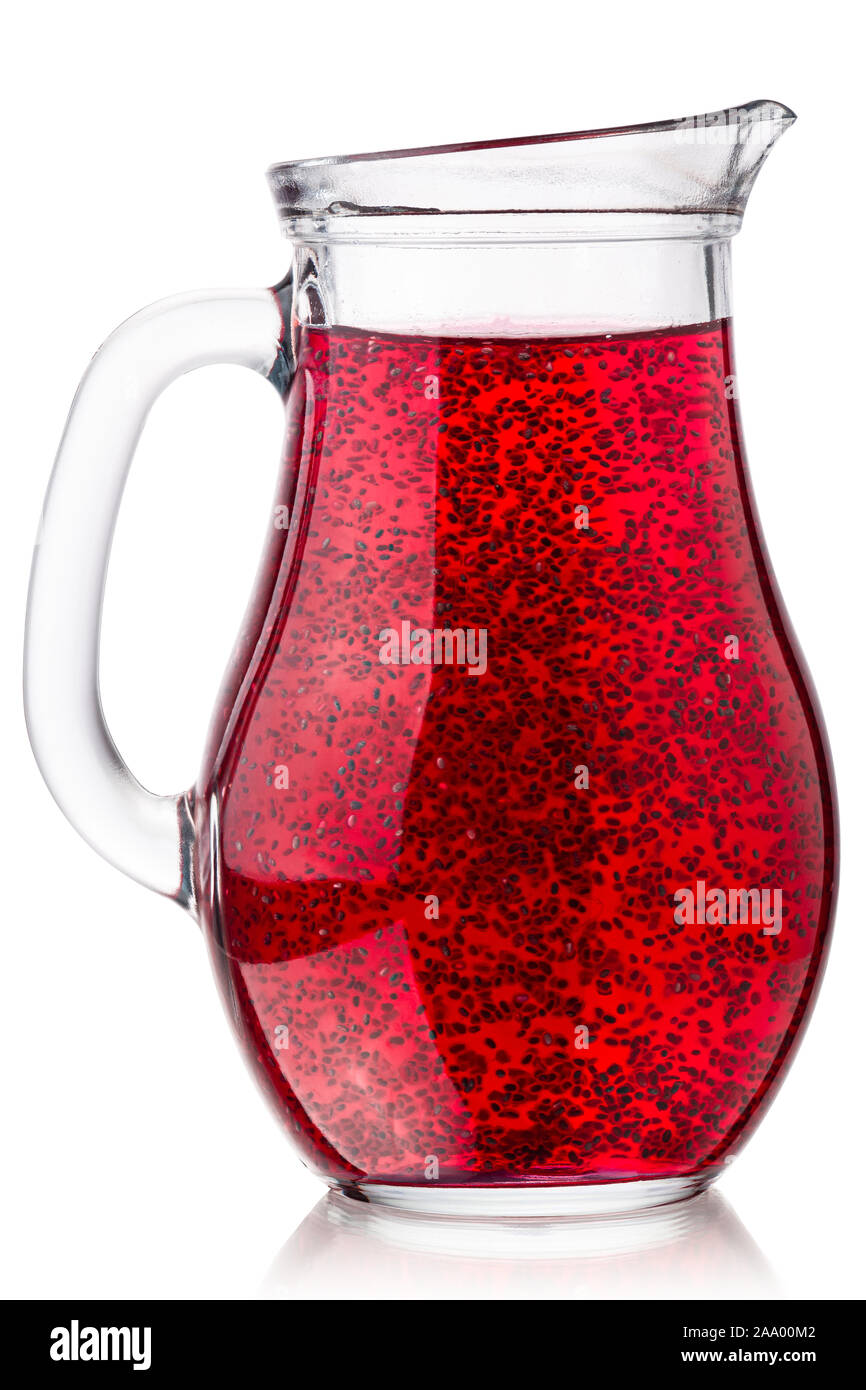 Brocca di rosso rubino chia fresca, un drink con la Salvia hispanica semi, isolato Foto Stock