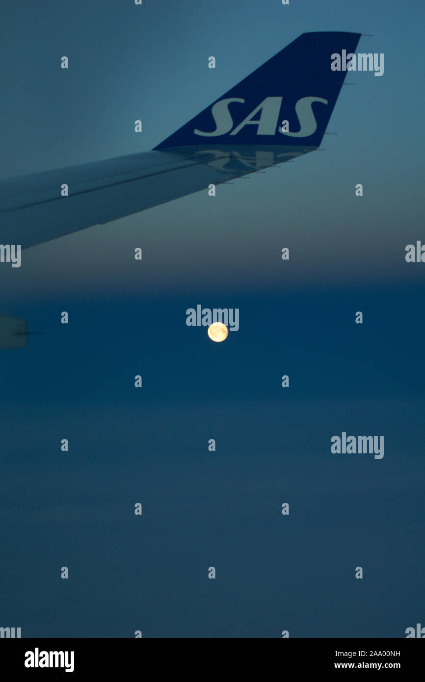 Copenaghen, Danimarca - Novembre 24th, 2018: Vista della luna e il parafango dalla finestra di un piano di volo, wingview di un aereo Foto Stock