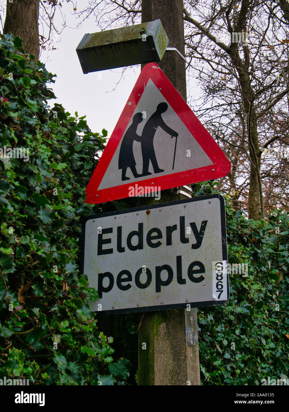 Un traffico stradale segno nel Regno Unito attenzione ai conducenti di prestare attenzione a causa della probabile presenza di persone anziane, che potrebbero aver bisogno di più tempo per attraversare la strada. Foto Stock