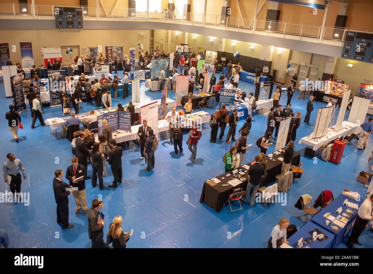 Alta angolazione degli studenti a camminare e chiacchierare con i potenziali datori di lavoro, durante una Krieger Scuola delle Arti e delle scienze career fair presso la Johns Hopkins University, Baltimora, Maryland, 11 febbraio 2009. Dall'Homewood raccolta di fotografie. () Foto Stock