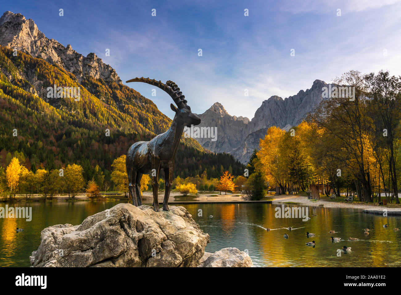 La Ibex statua al Lago Jasna vicino a Kranjska Gora, la Slovenia, l'Europa. Foto Stock