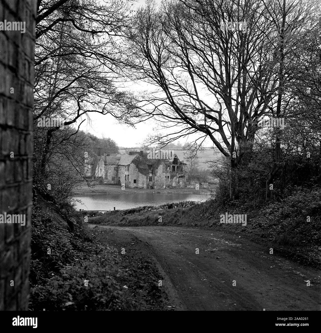 La Gran Bretagna degli anni sessanta rovine del XVI secolo Manor House nel mese di agosto 1963 Foto Stock