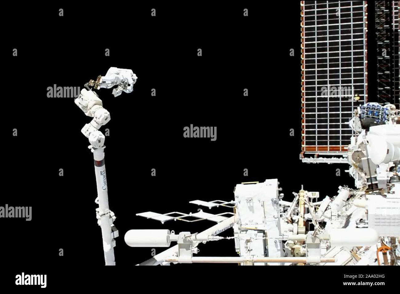 European Space Station. 15 Nov 2019. Gli astronauti completare prima escursione per la riparazione di particelle cosmiche rivelatore, European Space Station. Comandante della stazione di Luca Parmitano dell'Agenzia spaziale europea effettua riparazioni mentre attaccato alla stazione spaziale il braccio robotico durante il primo spacewalk per riparare la Alpha Magnetic Spectrometer il 15 novembre 2019. Credito: UPI/Alamy Live News Foto Stock