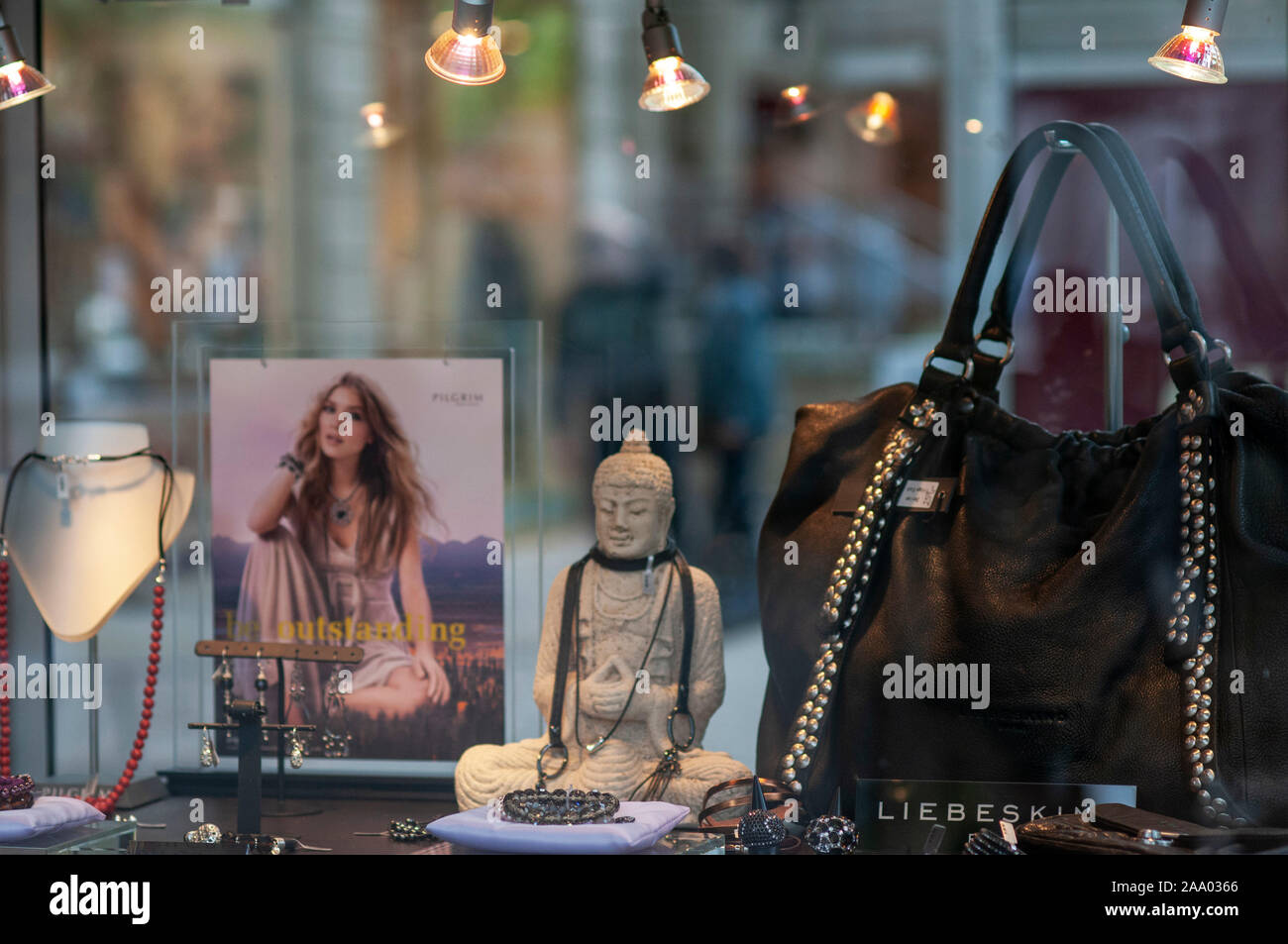 Sistemazione di negozi di moda su Kurfurstendamm nel quartiere Charlottenburg di Berlino, Germania Foto Stock
