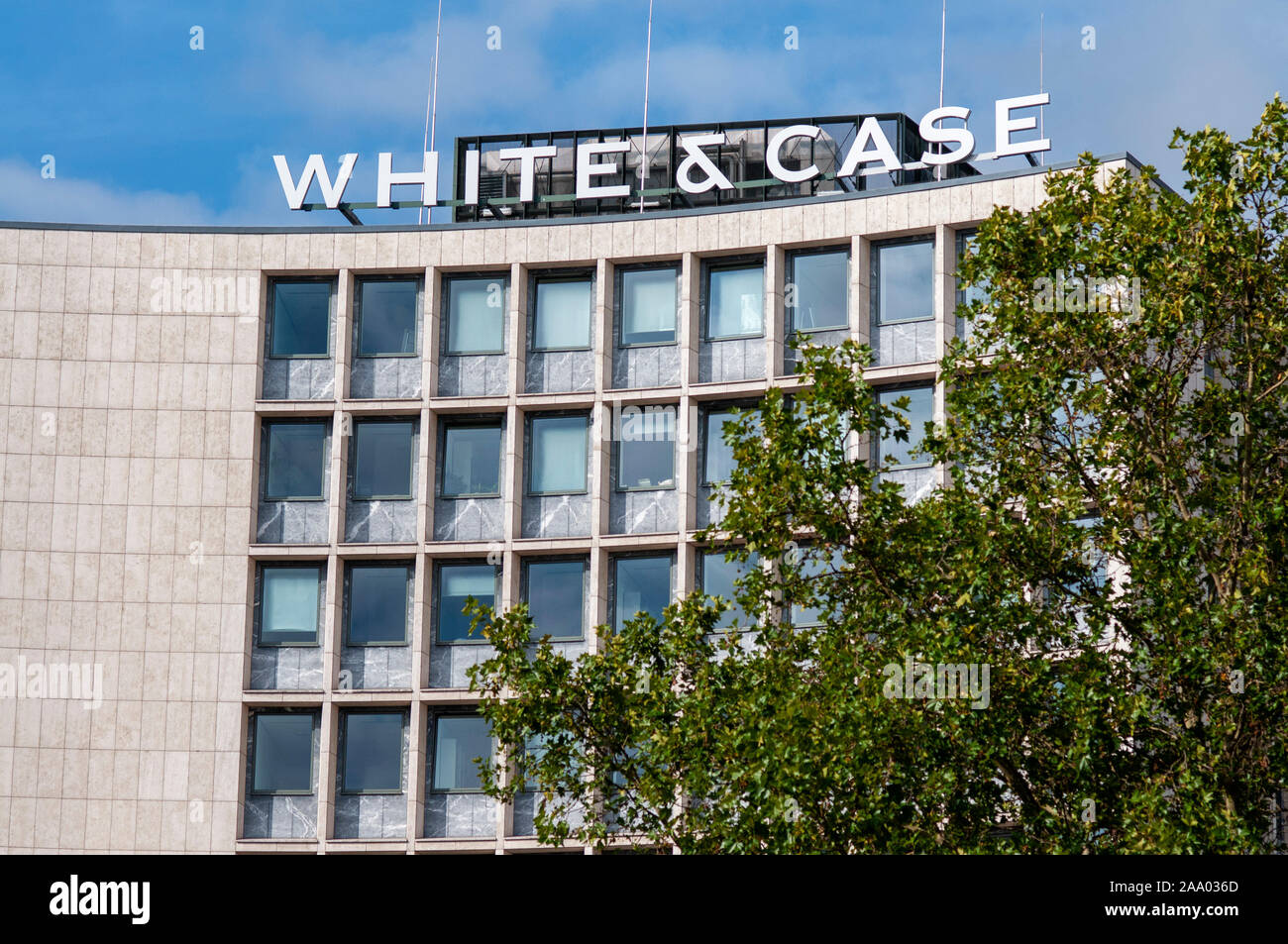 Caso bianco edificio a Berlino Germania. White & Case è una azienda di diritto internazionale che serve aziende, governi e istituzioni finanziarie. Il nostro lo Foto Stock