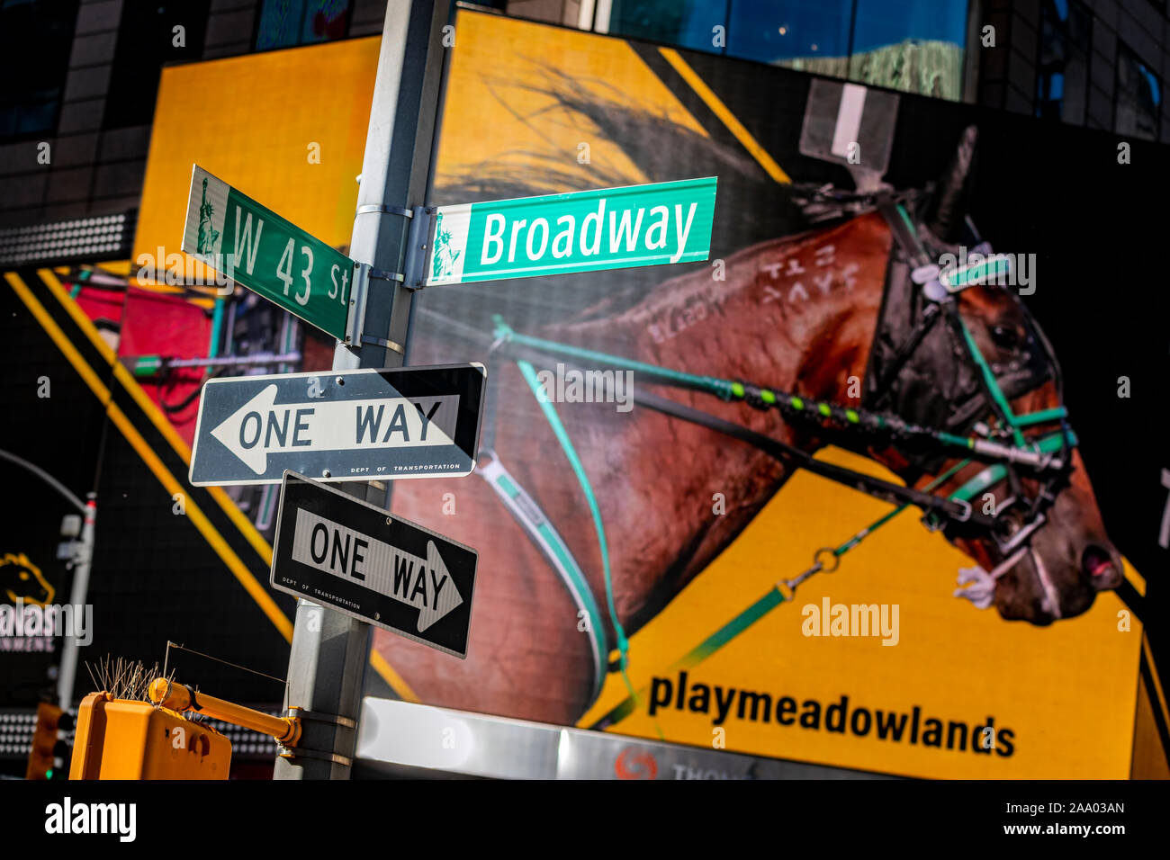 Broadway e un modo per segnaletica stradale, Manhattan, New York, Stati Uniti d'America Foto Stock