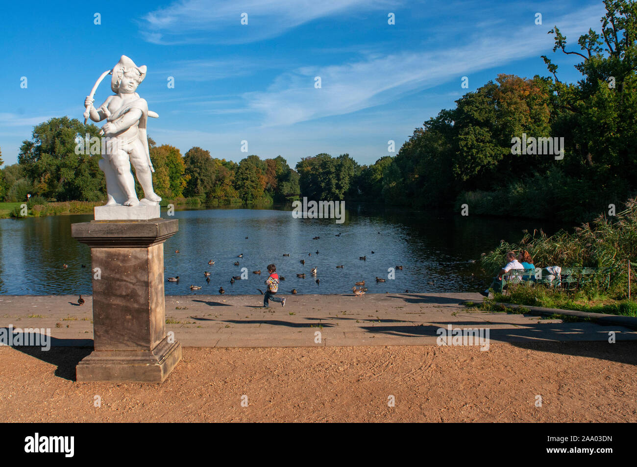 La scultura accanto al lago in giardini Schlossgarten ghisa ponti, giardini di Schloss Charlottenburg, inizio del diciannovesimo secolo, getti da Prus Foto Stock