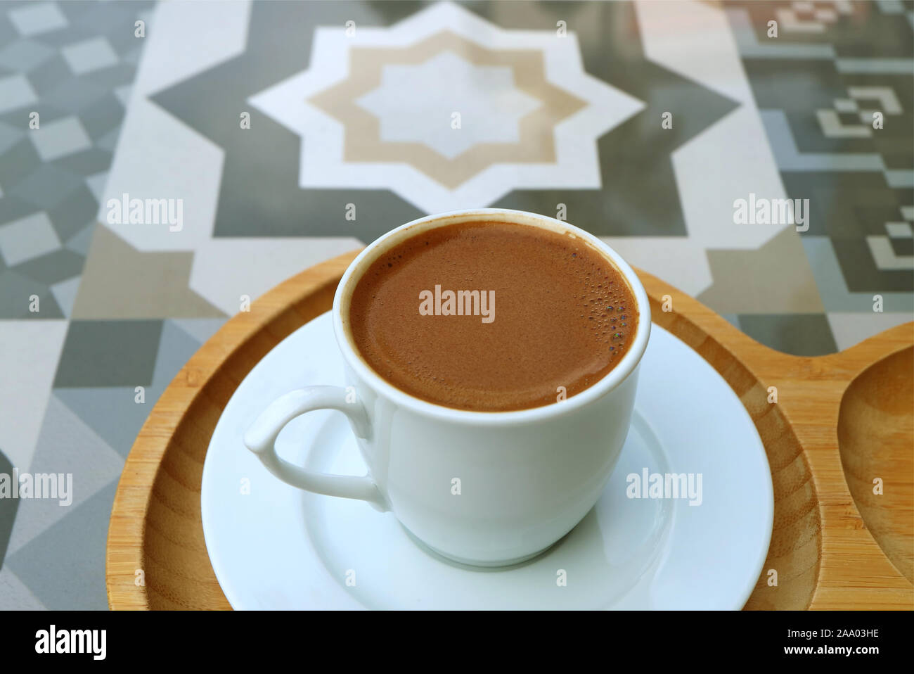 Primo piano la consistenza del caffè turco servita su un modello di Moresco tavolo di pietra Foto Stock