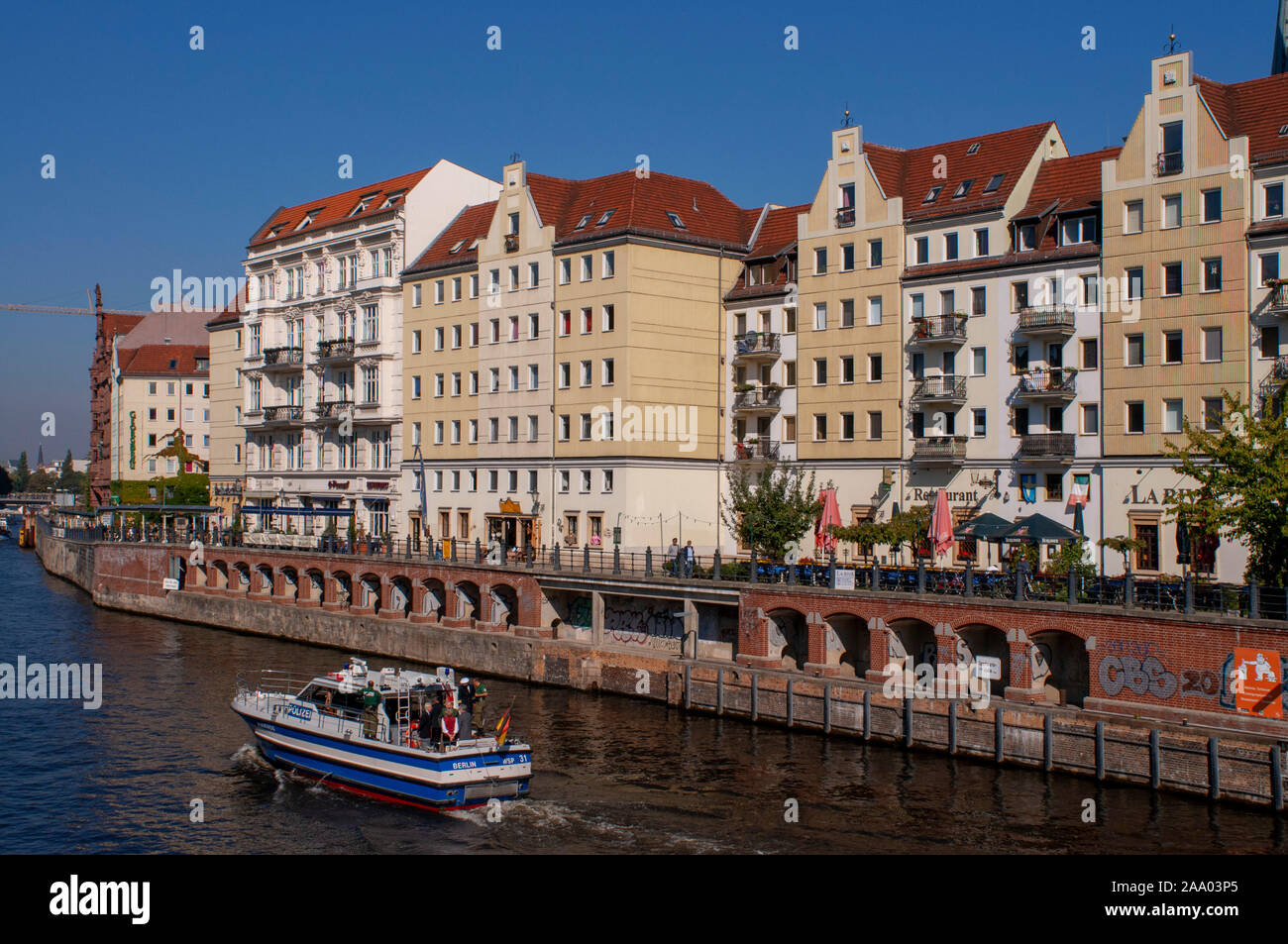 La polizia in barca sul fiume Spree, costeggiando il Nikolaiviertel, conduce verso il punto di riferimento storico della Cattedrale di Berlino Germania Foto Stock