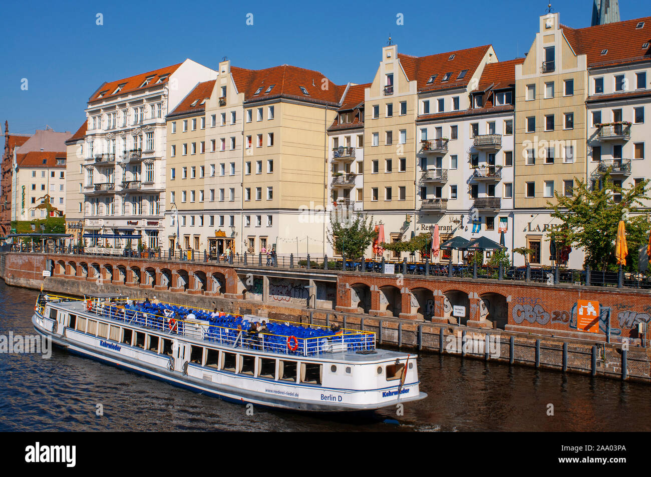 Il fiume Sprea, costeggiando il Nikolaiviertel, conduce verso il punto di riferimento storico della Cattedrale di Berlino Germania Foto Stock