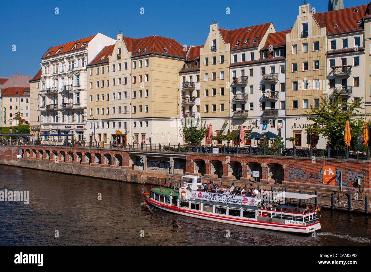 Il fiume Sprea, costeggiando il Nikolaiviertel, conduce verso il punto di riferimento storico della Cattedrale di Berlino Germania Foto Stock