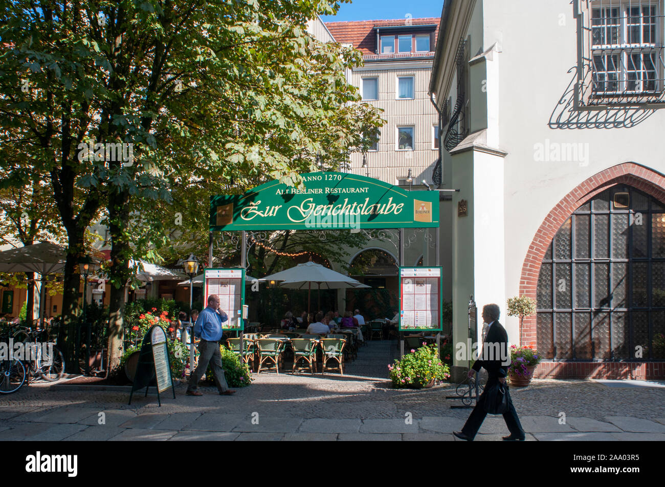 Zur Gerichtslaube Ristorante al Nikolaiviertel, conduce verso il punto di riferimento storico della Cattedrale di Berlino Germania Foto Stock