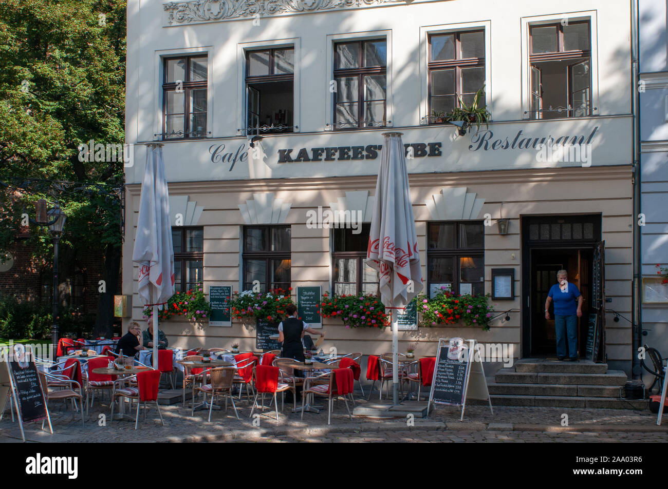 Ristorante Kaffeestube a Nikolaiviertel, conduce verso il punto di riferimento storico della Cattedrale di Berlino Germania Foto Stock
