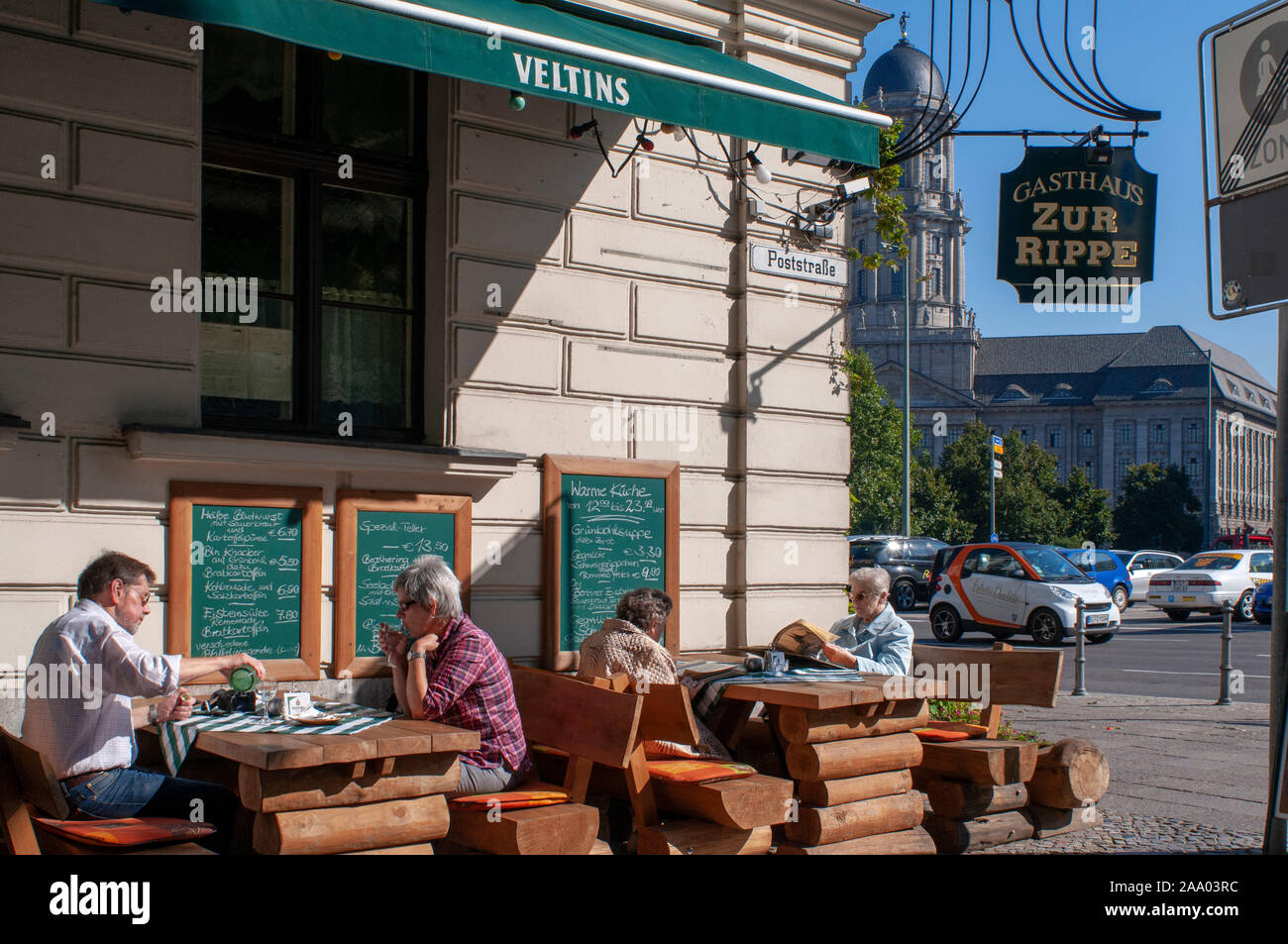 Zur Rippe Ristorante al Nikolaiviertel, conduce verso il punto di riferimento storico della Cattedrale di Berlino Germania Foto Stock