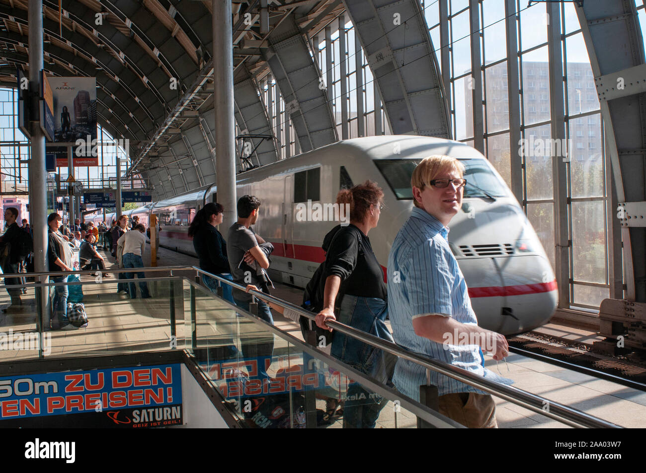 Il ghiaccio IntercityExoress treno nella stazione ferroviaria principale di Hauptbahnhof di Berlino Germania Foto Stock