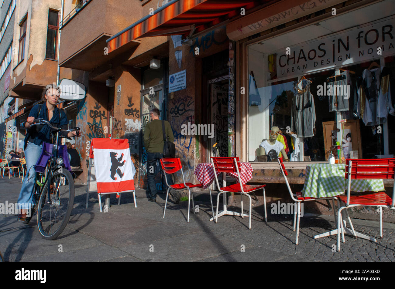 Street Cafe, Club di scena, il caos nella forma Shop, Falkenstein Street vicino a Ponte Oberbaum, Kreuzberg di Berlino, Germania Foto Stock