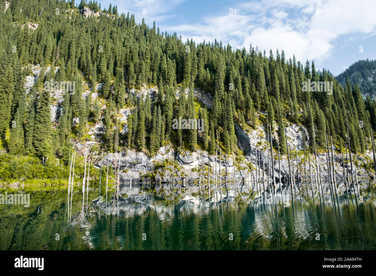 Il Cerulean Kaiyndy lago, in Kungoy Ala compresa tra la più grande piazza Tian Shan gamma Foto Stock