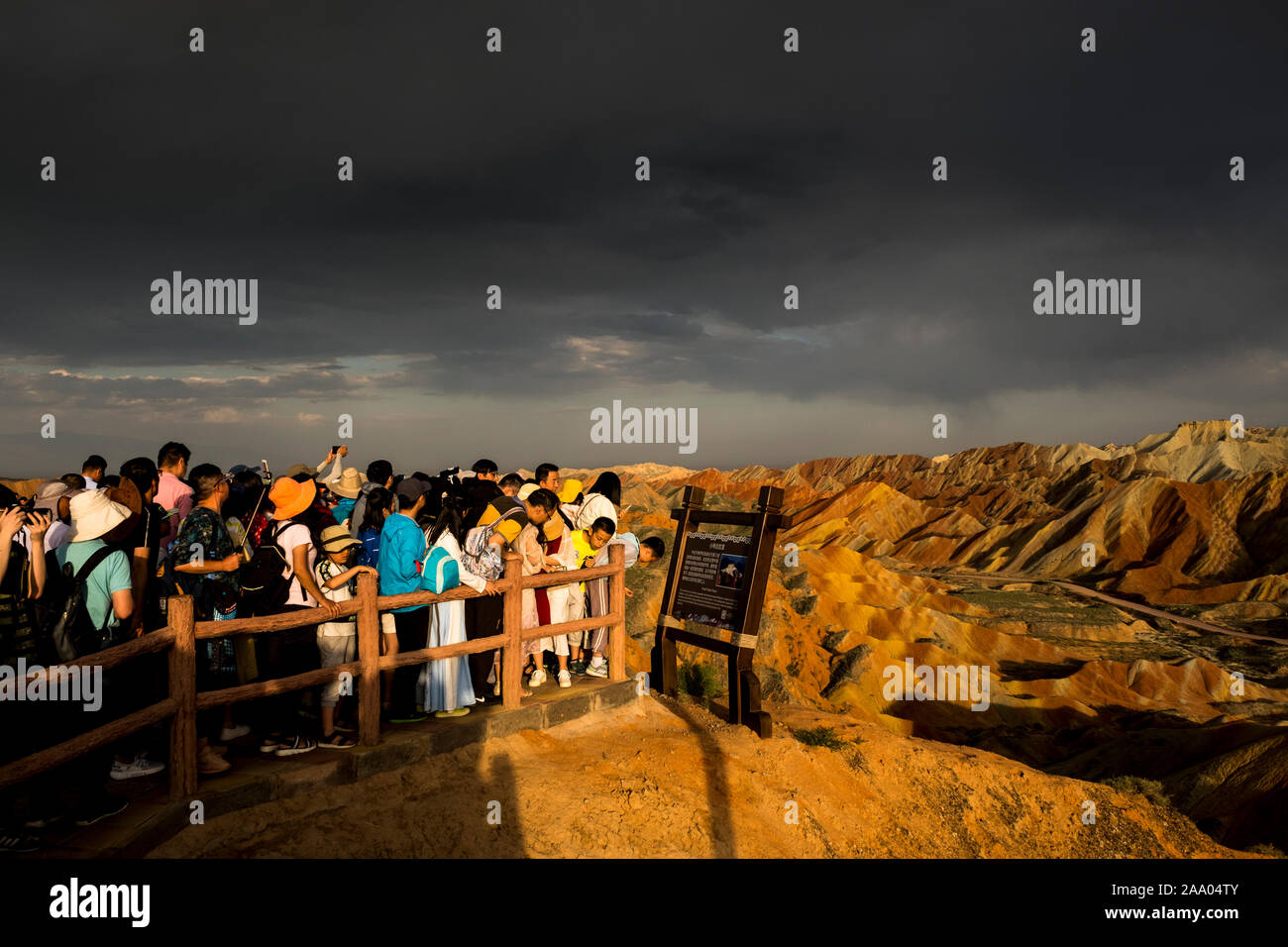 I turisti cinesi di visitare l'Arcobaleno montagne di Zhangye Danxia nazionale parco geologico Foto Stock