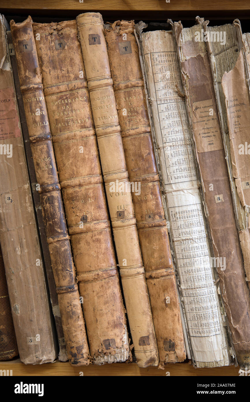 Libri antichi, Peterborough Cathedral, Cambridgeshire, Regno Unito Foto Stock