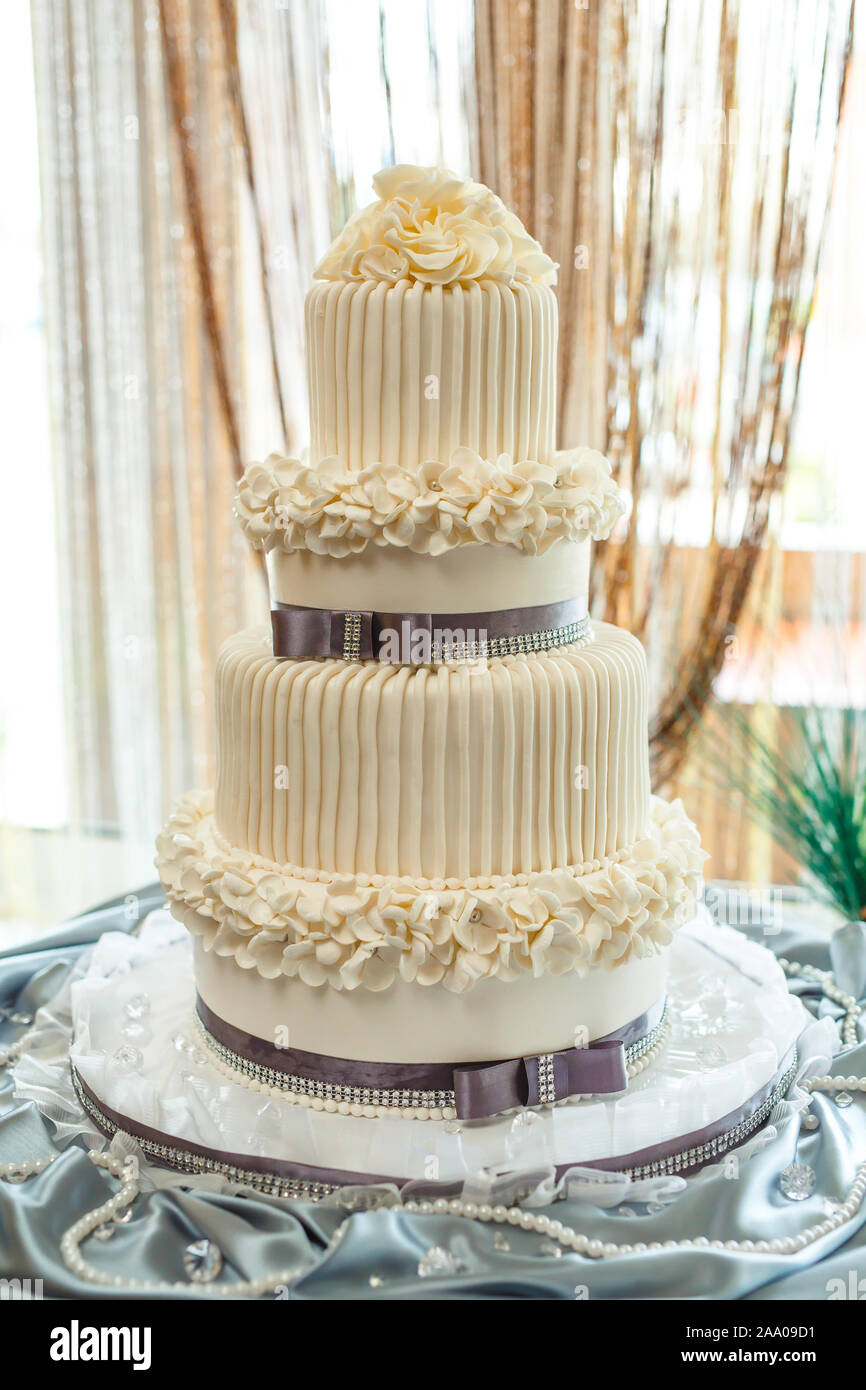Grande due livello anniversario torta nuziale con fiori da pearl crema. Foto Stock