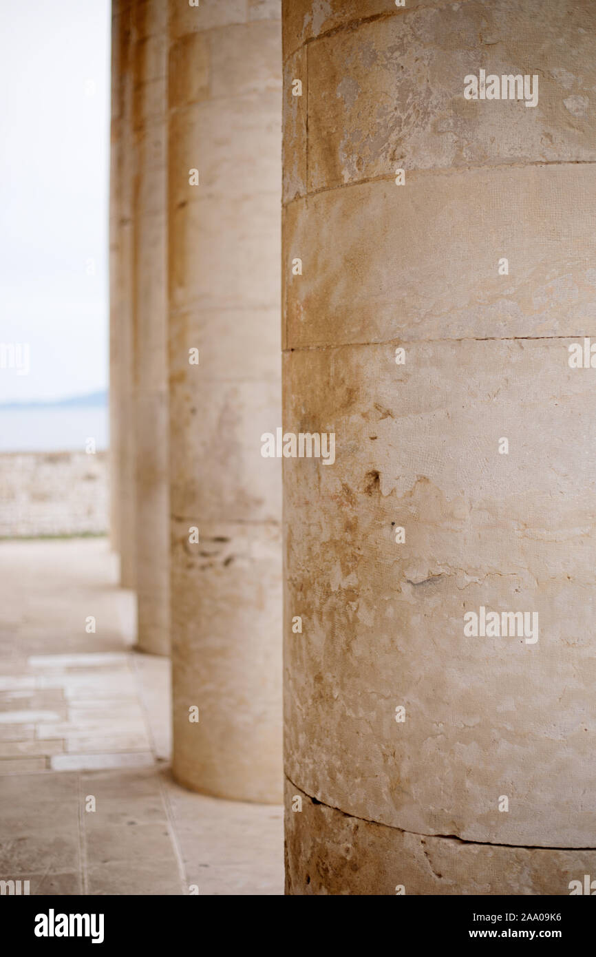 Colonne di pietra calcarea colonne Vecchia Fortezza Veneziana, Corfù, Corfù, Grecia Foto Stock